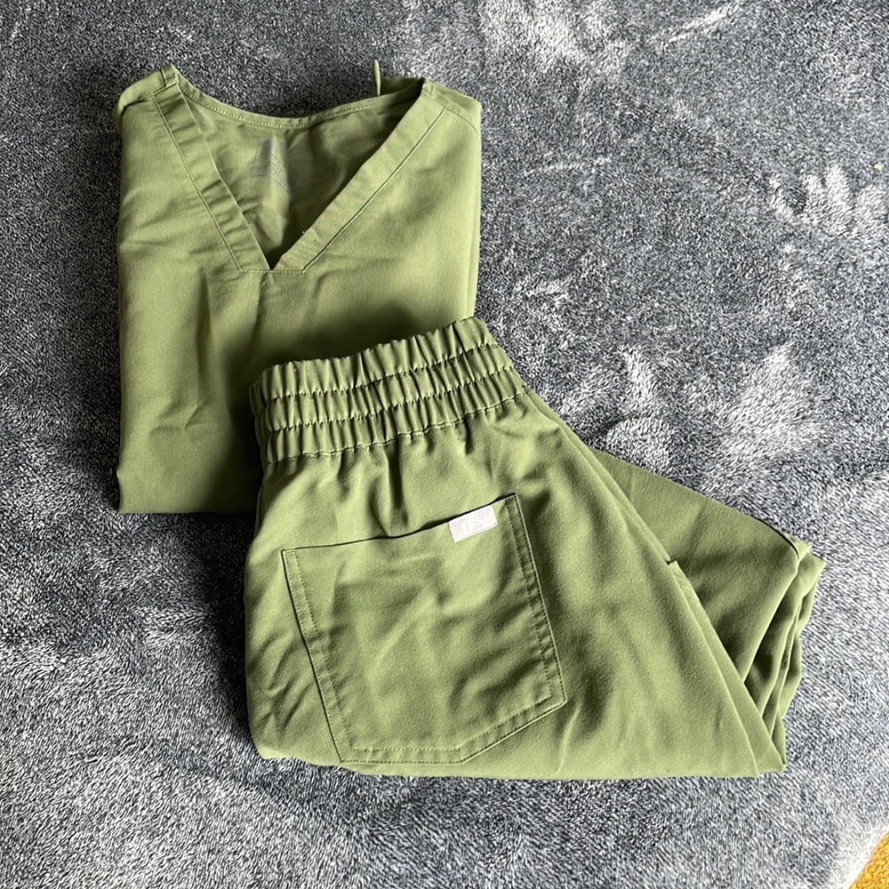 Casma™ Three-Pocket Scrub Top zamora Jogger Scrub Pants